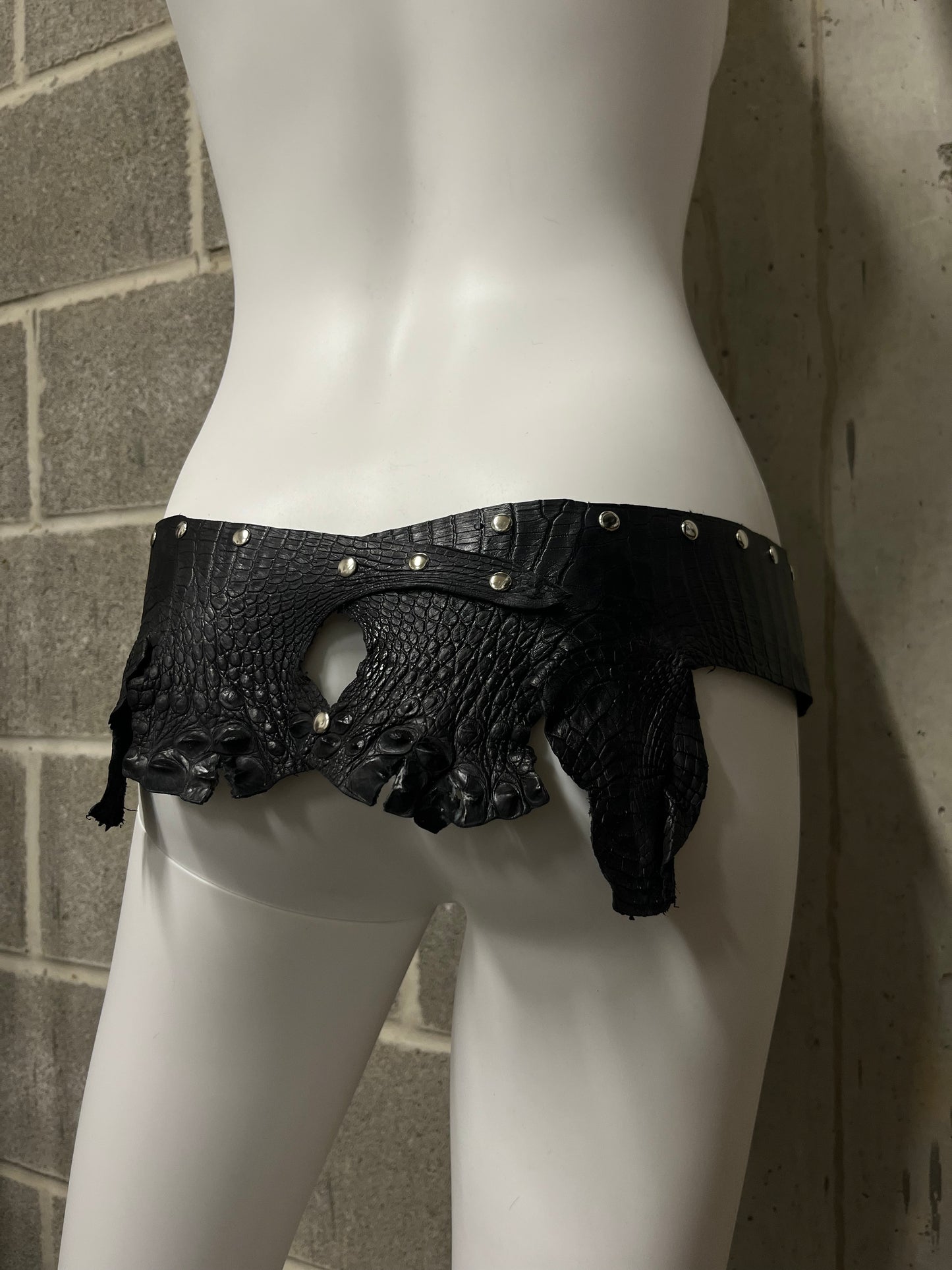 DRAGON BUCKLE CROC BELT