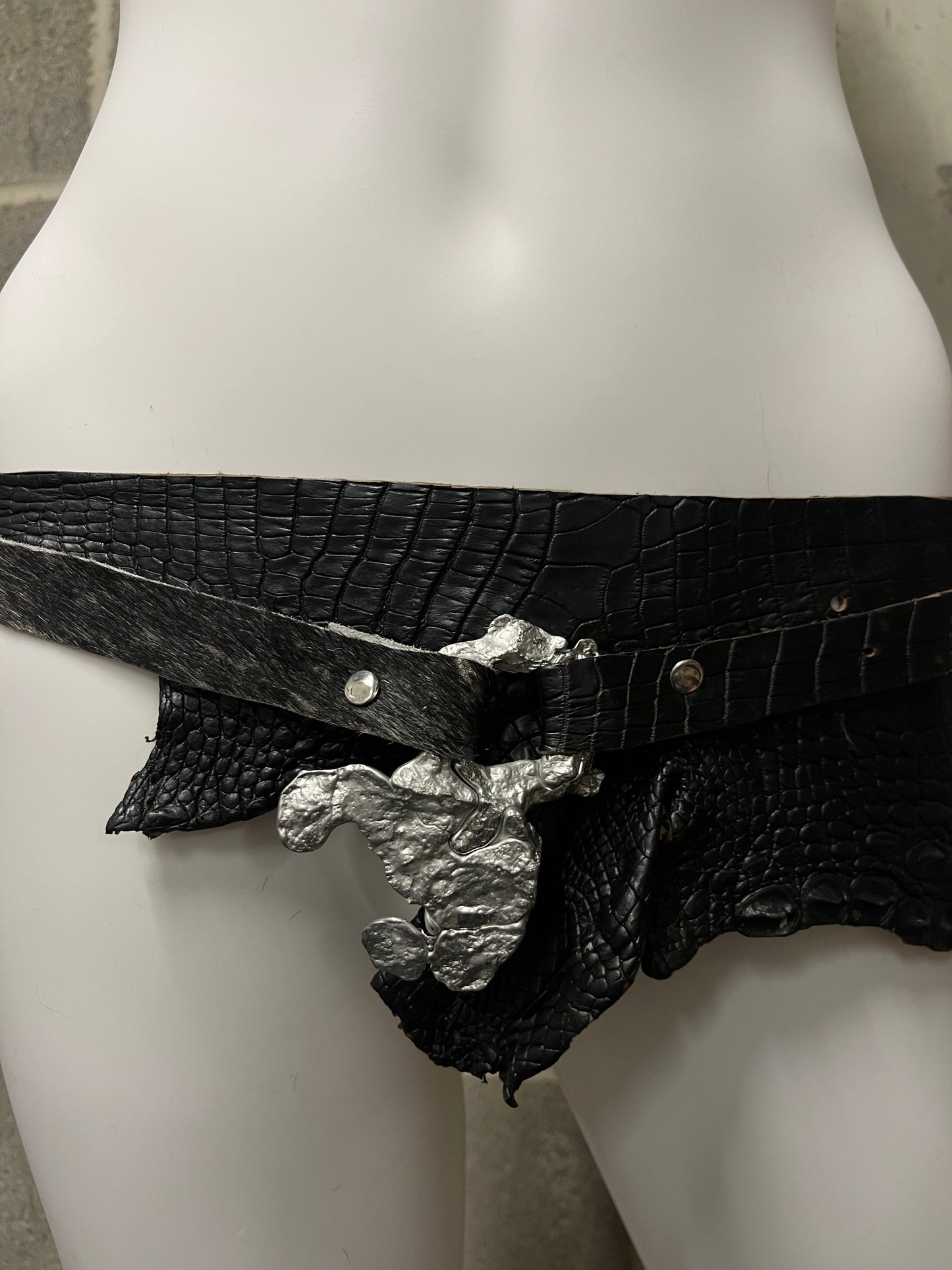 PEWTER PENDANT CROC BELT